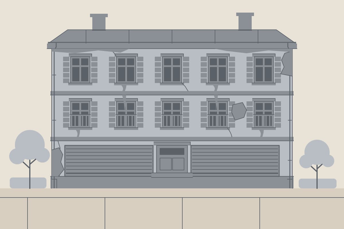 Avant : petit immeuble de trois niveaux à la façade noircie