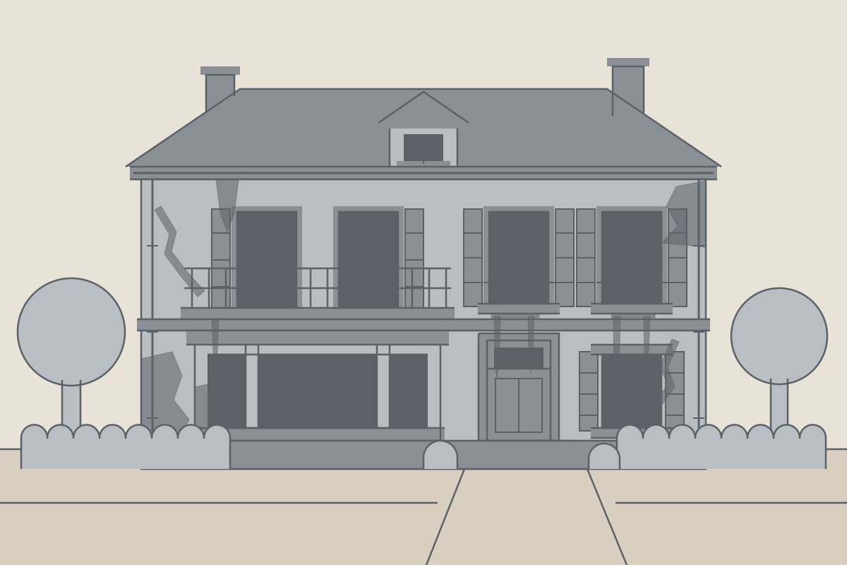 Avant : maison bourgeoise à la façade fissurée et aux volets délavés